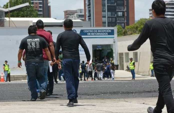 Un grupo de retornados ingresa al Centro de Recepción de Retornados. Foto: Migración Guatemala