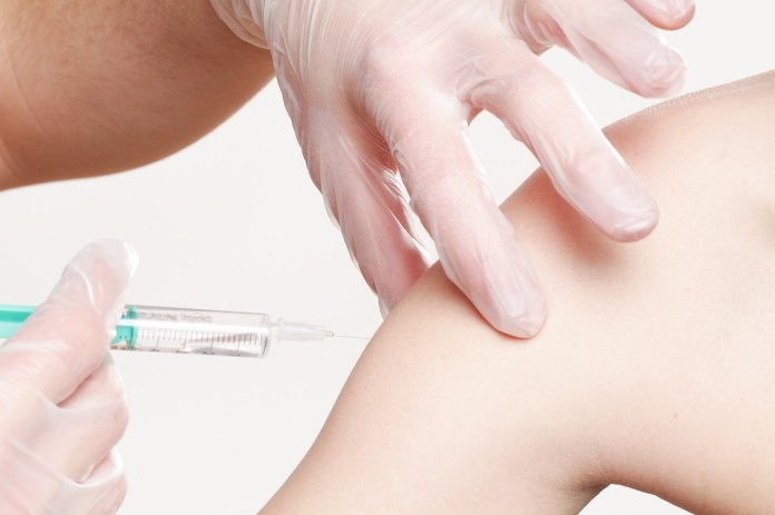 La vacunación es parte de las acciones preventivas en el  marco de la seguridad sanitaria global. Foto: Angelo Esslinger en Pixabay