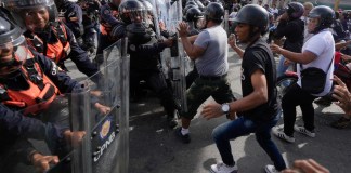 Los manifestantes cargan contra la policía durante manifestaciones contra los resultados oficiales de las elecciones, un día después de que las autoridades electorales declararan vencedor de los comicios al presidente Nicolás Maduro en Caracas, Venezuela, el lunes 29 de julio de 2024. (AP Foto/Fernando Vergara)