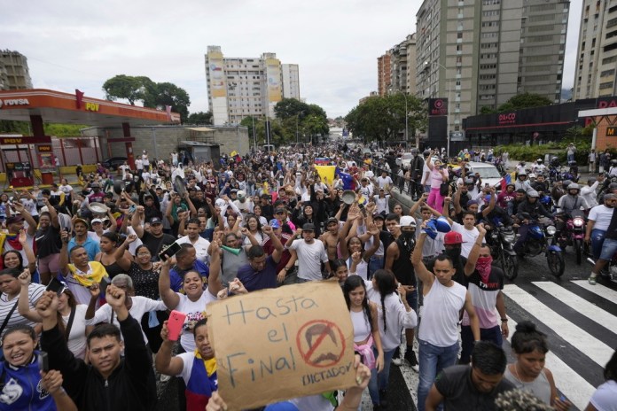 Manifestantes marchan contra los resultados oficiales de las elecciones que declaran ganador al presidente Nicolás Maduro, el día después de los comicios en Caracas, Venezuela, el lunes 29 de julio de 2024. (AP Foto/Matías Delacroix)