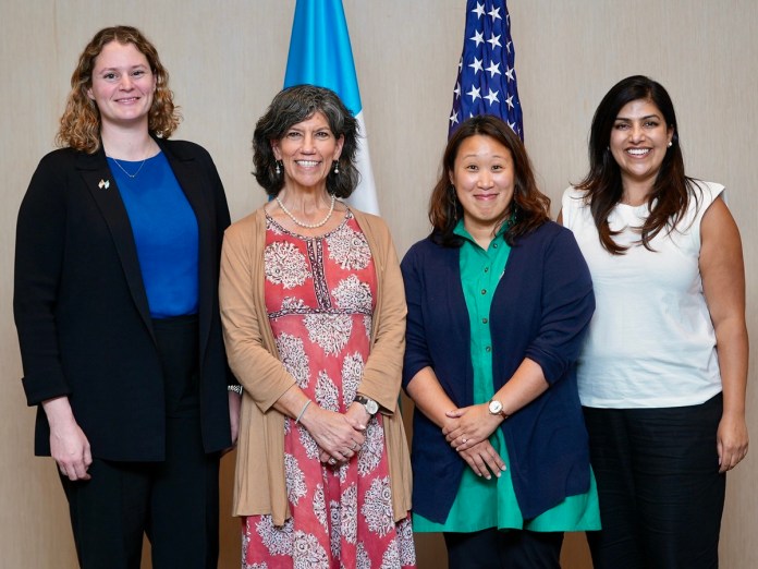 (De izq. a der.) Hillary Carter, Subsecretaría Principal Adjunta de seguridad y diplomacia de HSD/GHSD, Kayla Laserson Directora del Centro de Salud Global de los CDC, Susan Kim subsecretaria principal adjunta de asuntos globales de HHS y Nidhi Bouri administradora adjunta para salud global de USAID  durante su visita a Guatemala. Foto: US Embassy