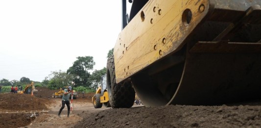 Los trabajos en el km 44 de la autopista Palín-Escuintla siguen, a pesar de que ya se habilitó el paso en al menos un carril. Foto: CIV.