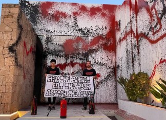 Activistas sosteniendo pancarta mientras vandalizan la mansión del futbolista. Foto: X / @Futurovegeta