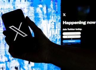 Un juez de la Corte Suprema brasileña ordenó este viernes la suspensión de la red social X en el país, después de que el magnate Elon Musk incumpliera la orden de nombrar, en un plazo de 24 horas, un representante legal de la plataforma en Brasil. EFE/EPA/ Etienne Laurent ARCHIVO