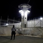Fotografía de archivo de guardias en el interior del Centro de Confinamiento del Terrorismo (CECOT) en Tecoluca (El Salvador). EFE/ Rodrigo Sura
