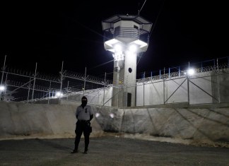 Fotografía de archivo de guardias en el interior del Centro de Confinamiento del Terrorismo (CECOT) en Tecoluca (El Salvador). EFE/ Rodrigo Sura