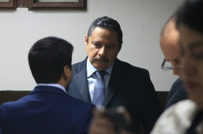 El magistrado de la CC, Rony López, en el corredor del cuarto nivel de la Torre de Tribunales. Foto: La Hora / José Orozco.