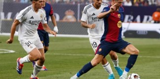 Robert Lewandowski (d) del FC Barcelona en acción durante la primera mitad del partido de fútbol en vivo del Champions Tour entre el Real Madrid CF y el FC Barcelona . EFE/EPA/KENA BETANCUR