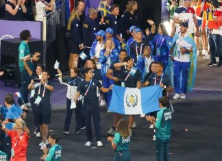 Delegación guatemalteca en la ceremonia de clausura de Juegos Olímpicos de París 2024. Foto. Comité Olímpico Guatemalteco.