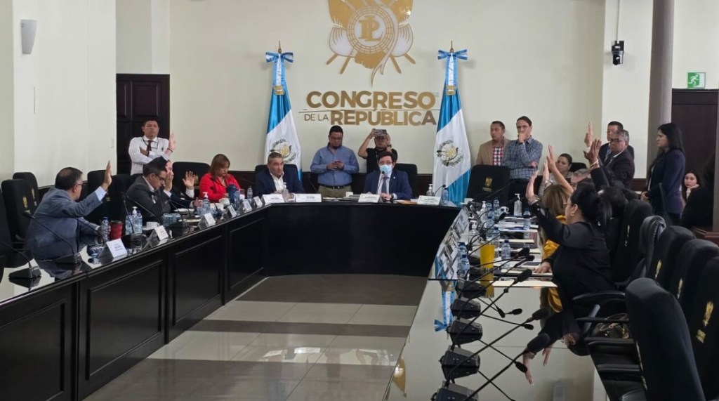 Varios diputados de la comisión de Finanzas se apresuran para votar para que se rechace la iniciativa de ley de ampliación presupuestaria. Foto: José Orozco