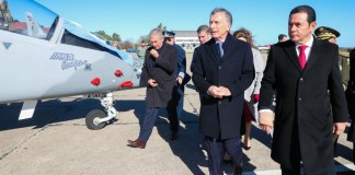 Visita que Jimmy Morales realizó a la Fábrica de Aviones S.A. en compañía del mandatario argentino. Foto: X/Mauricio Macri