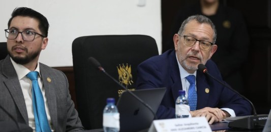 El ministro de Comunicaciones, Félix Alvarado, y el viceministro de Infraestructura, Max Alejandro García, en una citación en el organismo Legislativo. Foto: Congreso