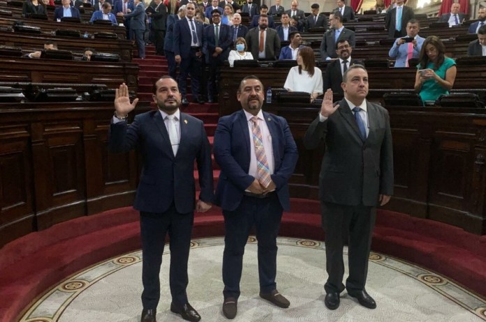 Raúl Berrios y Juio Lainfiesta fueron juramentados luego de dos amparos de la CC a favor del exdiputado. Foto: José Orozco