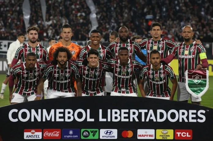 Titulares del club brasileño de fútbol Fluminense, antes de enfrentar a Colo Colo en la fase de grupos de la Copa Libertadores 2024, en el estadio Monumental David Arellano de Santiago de Chile. EFE/Elvis González