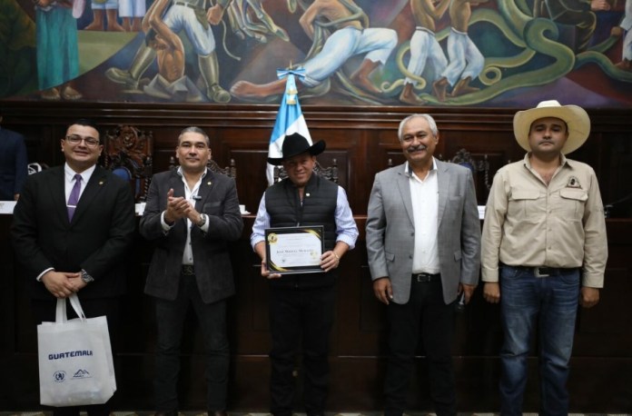 Los diputados Byron Rodríguez, Luis Aguirre y César Fión, junto al condenado Jóse Manuel López Morales. Foto: Congreso