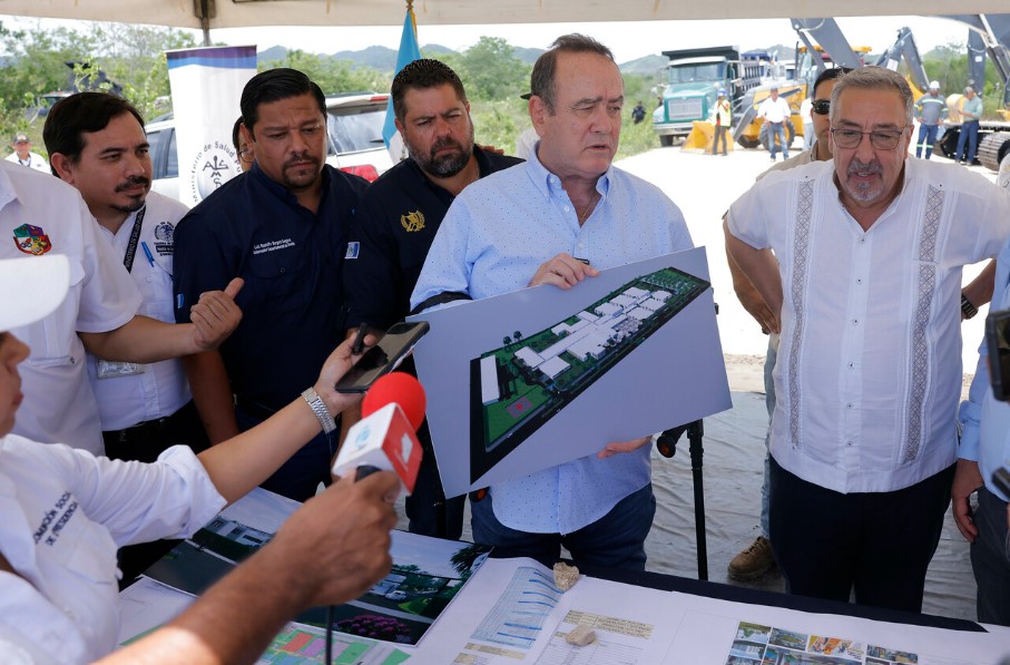 El expresidente Alejandro Giammattei y autoridades de su gobierno acuedieron a mediados de 2023 a la supervisión del Hospital de San Benito Petén. La obra no se ha terminado. Foto Gobierno de Guatemala Flickr