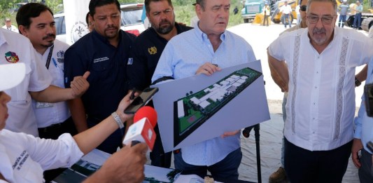 El expresidente Alejandro Giammattei y autoridades de su gobierno acuedieron a mediados de 2023 a la supervisión del Hospital de San Benito Petén. La obra no se ha terminado. Foto Gobierno de Guatemala Flickr