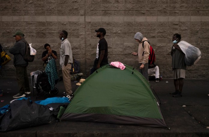 Indigentes hacen una fila a la espera de recibir alimentos, afuera de la Misión Midnight en el área de Skid Row, en Los Ángeles, el miércoles 25 de octubre de 2023. (AP Foto/Jae C. Hong, archivo)