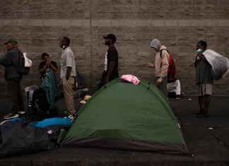 Indigentes hacen una fila a la espera de recibir alimentos, afuera de la Misión Midnight en el área de Skid Row, en Los Ángeles, el miércoles 25 de octubre de 2023. (AP Foto/Jae C. Hong, archivo)