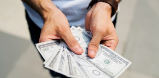 Los ingresos por remesas de enero a julio de 2024 suman US$12,090.4 millones, equivalente a un crecimiento del -7%-. Foto La Hora / Envatoelemts