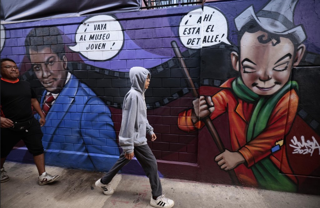 Personas caminan frente al mural dedicado al actor mexicano Mario Moreno "Cantinflas", develado en el popular barrio Guerrero de la Ciudad de México (México). EFE/José Méndez