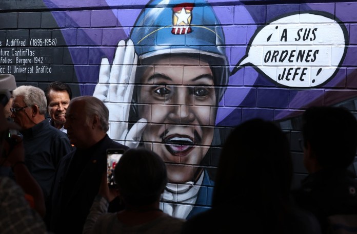 Personas observan el mural dedicado al actor mexicano Mario Moreno “Cantinflas”, develado el popular barrio Guerrero de la Ciudad de México (México). EFE/José Méndez