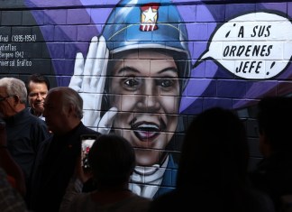 Personas observan el mural dedicado al actor mexicano Mario Moreno “Cantinflas”, develado el popular barrio Guerrero de la Ciudad de México (México). EFE/José Méndez