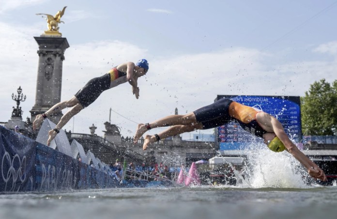 Los atletas se sumergen en el agua para el inicio de la competencia individual masculina de triatlón en los Juegos Olímpicos de Verano de 2024, el miércoles 31 de julio de 2024, en París, Francia. (Foto AP/Vadim Ghirda)