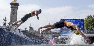 Los atletas se sumergen en el agua para el inicio de la competencia individual masculina de triatlón en los Juegos Olímpicos de Verano de 2024, el miércoles 31 de julio de 2024, en París, Francia. (Foto AP/Vadim Ghirda)