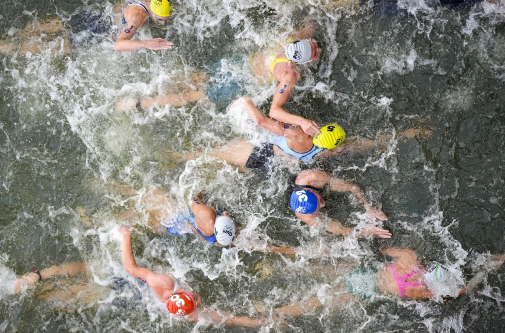 El comité olímpico de Bélgica anunció el domingo 4 de agosto de 2024 que retiraría a su equipo del triatlón de relevos mixtos en los Juegos Olímpicos de París después de que una de sus competidoras que nadó en el río Sena se enfermó. Claire Michel, quien compitió en el triatlón femenino el miércoles, "desafortunadamente está enferma y tendrá que retirarse de la competencia", dijo el Comité Olímpico e Interfederal Belga en un comunicado. (Foto AP/David Goldman, Archivo)