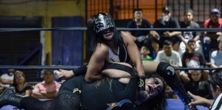 La luchadora guatemalteca Princesa Luna aplica una llave a su contrincante salvadoreña, La Metálica, durante un combate estelar de la lucha libre en la Ciudad de Guatemala (Guatemala). EFE/David Toro