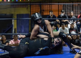 La luchadora guatemalteca Princesa Luna aplica una llave a su contrincante salvadoreña, La Metálica, durante un combate estelar de la lucha libre en la Ciudad de Guatemala (Guatemala). EFE/David Toro