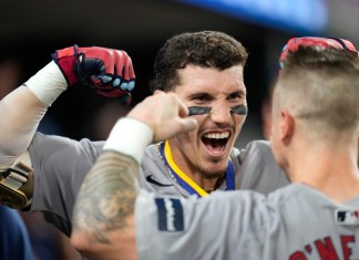 El mexicano Jarren Durán festeja su jonrón por los Medias Rojas de Boston ante los Tigres de Detroit en el décimo inning del juego del viernes 30 de agosto de 2024 (AP Foto/Paul Sancya)