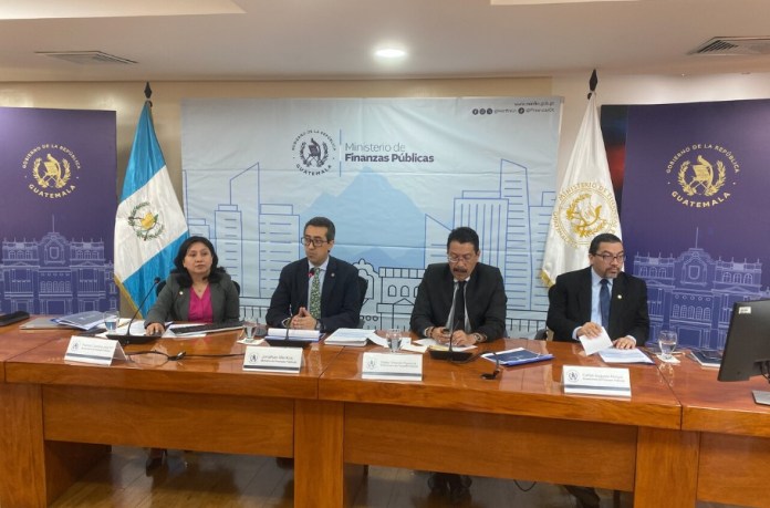 Autoridades del Ministerio de Finanzas durante conferencia de prensa. Foto La Hora / JosÃ© Orozco