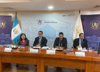 Autoridades del Ministerio de Finanzas durante conferencia de prensa. Foto La Hora / José Orozco