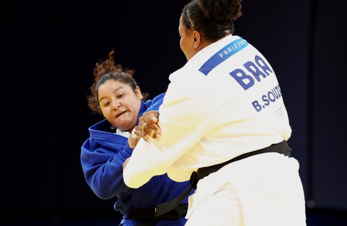 L judoca nicaragüense Izayana Marenco (azul) durante su combate con la brasileña Beatriz Souza. EFE/EPA/DANIEL IRUNGU