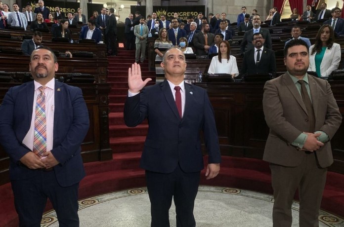 Carlos Sandoval (centro) juramentado como nuevo director del IDPP en el Congreso de la República. Foto: La Hora/José Orozco