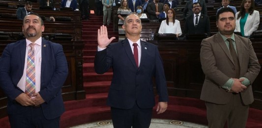 Carlos Sandoval (centro) juramentado como nuevo director del IDPP en el Congreso de la República. Foto: La Hora/José Orozco