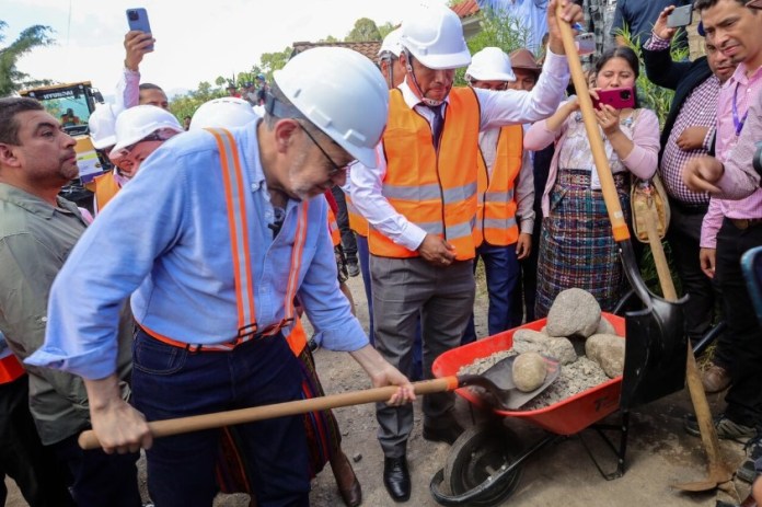 El Ministro de Comunicaciones, FÃ©lix Alvarado (camisa azul) inaugura los trabajos de rehabilitaciÃ³n de una carretera en QuichÃ©. Foto: CIV. 