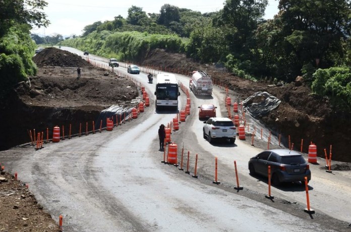 Trabajos del CIV en el Km 44 de la autopista Palín-Escuintla. Al ejecutivo le ha costado arrancar con las obras de infraestructura este año. Foto: CIV.