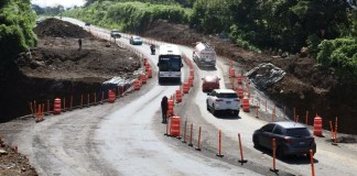 Trabajos del CIV en el Km 44 de la autopista Palín-Escuintla. Al ejecutivo le ha costado arrancar con las obras de infraestructura este año. Foto: CIV.