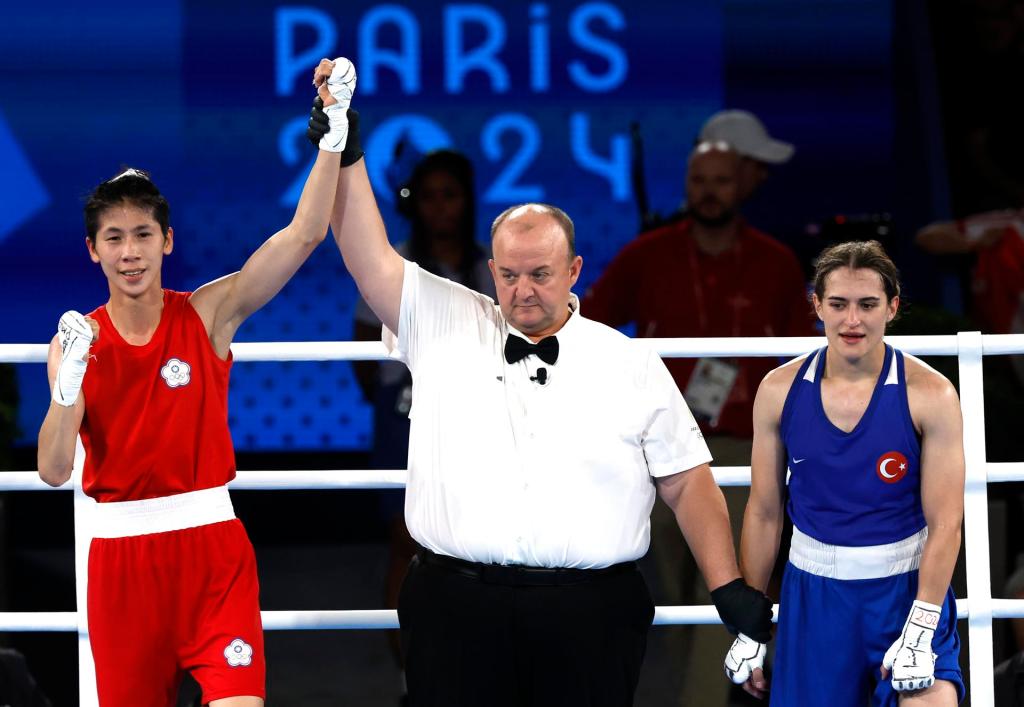  Yu Ting Lin of Taiwan (red) wins against Esra Yildiz Kahraman of Turkey their Women's 57kg semifinal of the Boxing competitions in the Paris 2024 Olympic Games, at Roland Garros in Paris, France, 07 August 2024. (Francia, Turquía) EFE/EPA/YOAN VALAT