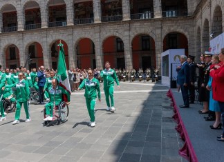 Durante la ceremonia de abanderamiento de la delegación mexicana de cara a los juegos paralímpicos, este jueves en el Palacio Nacional de Ciudad de México (México). EFE/ Presidencia De México