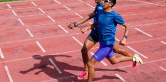 El atleta ecuatoriano Jimmy Caicedo (adelante) y su guía Daniel Taramuel entrenan en Quito el jueves 13 de junio de 2024, con miras a su participación en los Juegos Paralímpicos (AP Foto/Dolores Ochoa)