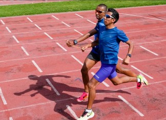 El atleta ecuatoriano Jimmy Caicedo (adelante) y su guía Daniel Taramuel entrenan en Quito el jueves 13 de junio de 2024, con miras a su participación en los Juegos Paralímpicos (AP Foto/Dolores Ochoa)