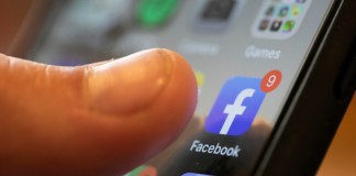 ARCHIVO - Un iPhone muestra la aplicación de Facebook, el 11 de agosto de 2019, en Nueva Orleans. (AP Foto/Jenny Kane, Archivo)