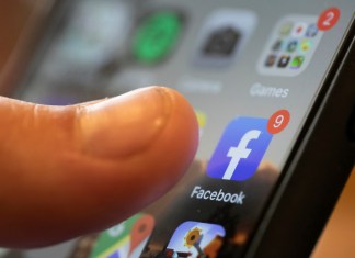 ARCHIVO - Un iPhone muestra la aplicación de Facebook, el 11 de agosto de 2019, en Nueva Orleans. (AP Foto/Jenny Kane, Archivo)
