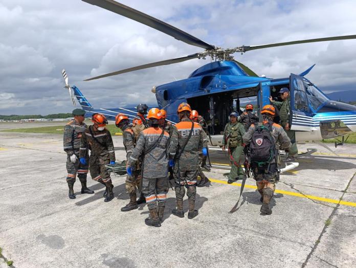 Momento en que los cadáveres de los tripulantes del helicóptero llegan a la Fuerza Aérea Guatemalteca.