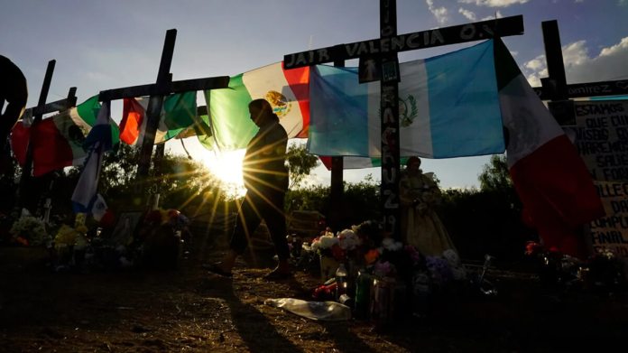 Los dolientes visitan un monumento improvisado para honrar a las víctimas de la tragedia de tráfico de personas en un camión con remolque una semana antes, el 6 de julio de 2022, en San Antonio Texas, EE.UU. Foto La Hora / AP- Eric Gay