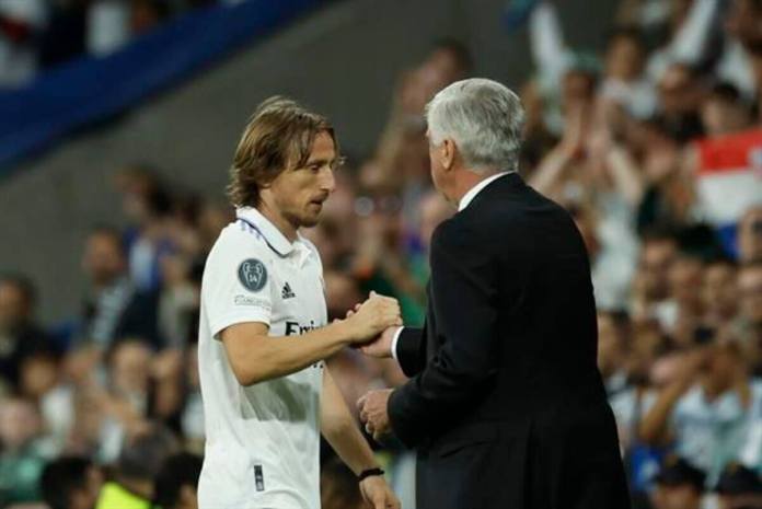 El entrenador del Real Madrid, Carlo Ancelotti (d), felicita al centrocampista croata Luka Modric (i) tras ser sustituido n un partido de la pasada temporada. EFE/ Juanjo Martín